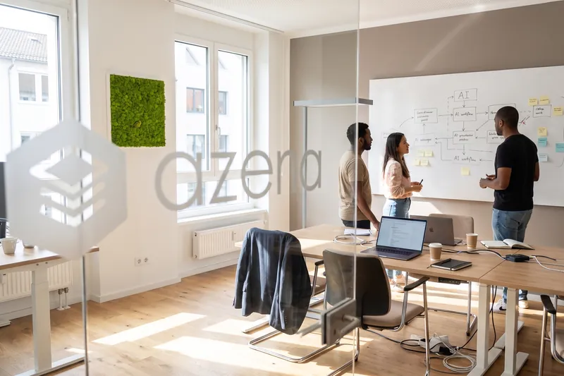 Illustration: Blick durch eine Glastür mit azena-Zeichen auf drei Menschen, die an einem Whiteboard einen KI-Ablauf skizzieren